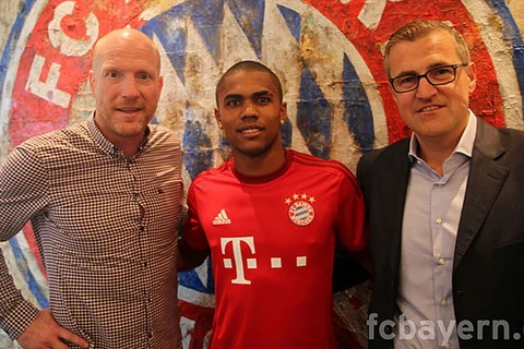 Douglas Costa gia nhập Bayern Munich. (Nguồn: fcbayern.de)