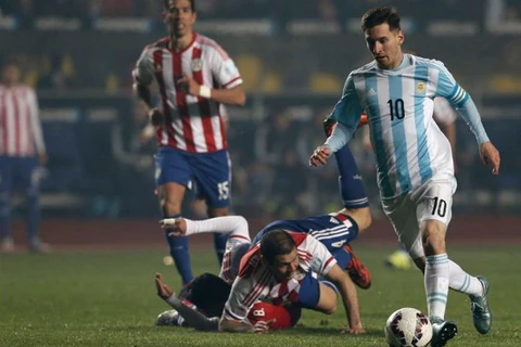 Messi khiến hai cầu thủ Paraguay thành những gã hề. (Nguồn: AP)
