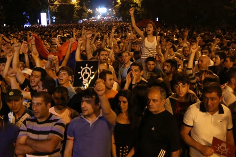 Người dân Armenia biểu tình phản đối kế hoạch tăng giá điện. (Nguồn: RIA Novosti)