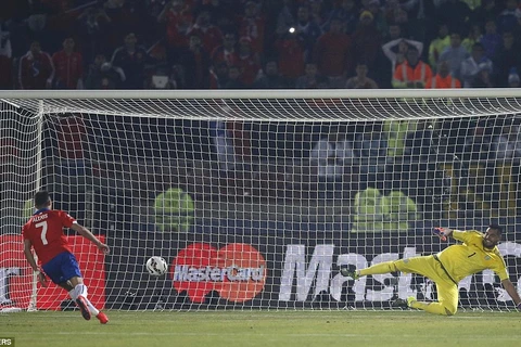 Sanchez thực hiện thành công lượt sút quyết định mang chức vô địch về cho Chile. (Nguồn: Reuters)