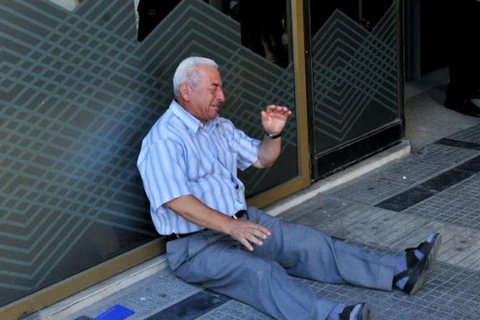 Ông Giorgos Chatzifotiadis khóc khi không thể rút được tiền. (Nguồn: AFP)