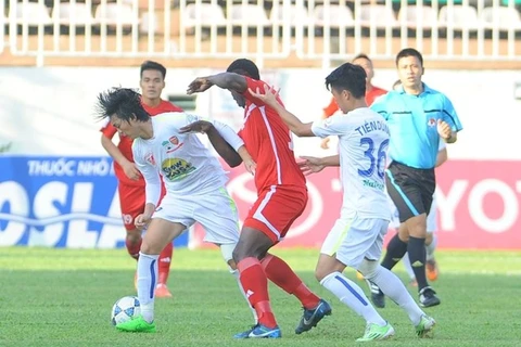 Hoàng Anh Gia Lai (áo trắng) vẫn chưa biết chiến thắng sau 9 trận liên tiếp ở V-League. (Nguồn: Zing)