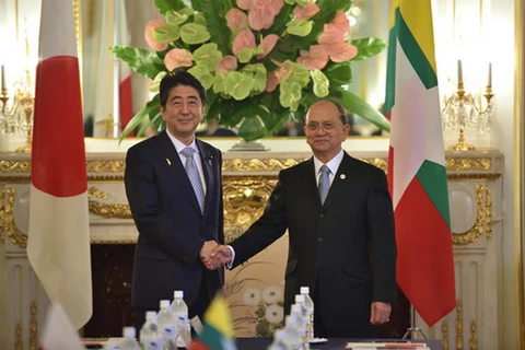 Thủ tướng Nhật Bản Abe Shinzo và Tổng thống Myanmar Thein Sein. (Nguồn: AP)