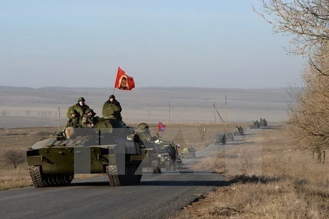Lực lượng ly khai miền đông tại khu vực giới tuyến gần thành phố Starobeshevo, vùng Donetsk hôm 25/2. (Nguồn: AFP/TTXVN)