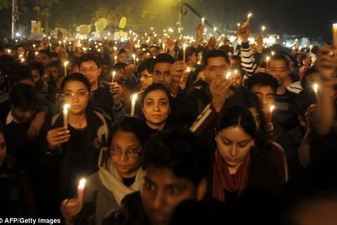 Người dân Ấn Độ thắp nến cầu nguyện cho 1 nạn nhân bị hiếp dâm ở Ấn Độ. (Nguồn: AFP/Getty Images)