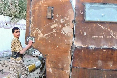 Một thiếu niên người Syria leo lên chiếc xe tải bọc thép, chuẩn bị kích nổ quả bom trên người. (Nguồn: Daily Mail)