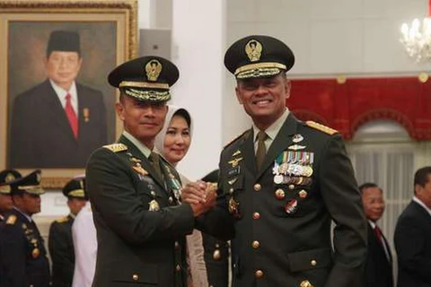 Tướng Gatot Nurmantyo (phải) chúc mừng Tham mưu trưởng lục quân Indonesia Mulyono. (Nguồn: cnnindonesia)