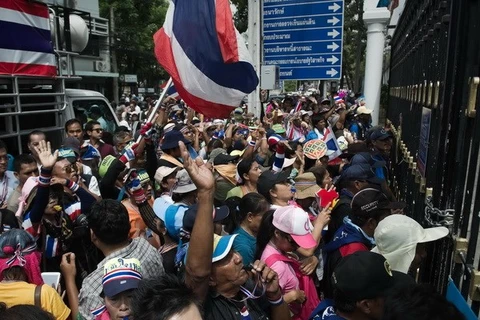 Dòng người biểu tình tập trung bên ngoài Bộ Tài chính ở Bangkok. (Nguồn: AFP/TTXVN)