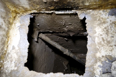 Lối vào đường hầm bên dưới nhà tắm trong phòng giam của Guzman. (Nguồn: Reuters)