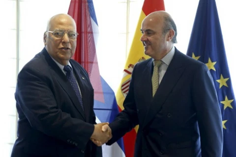 Ông Ricardo Cabrisas và Bộ trưởng kinh tế Tây Ban Nha Luis de Guindos. (Nguồn: AFP)