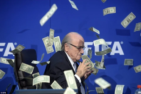 Chủ tịch Sepp Blatter bị ném tiền giả vào mặt.