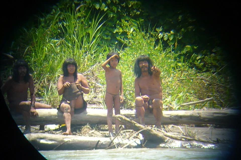 Ảnh cực hiếm về bộ lạc bí ẩn dùng cung bắn chết người ở Amazon