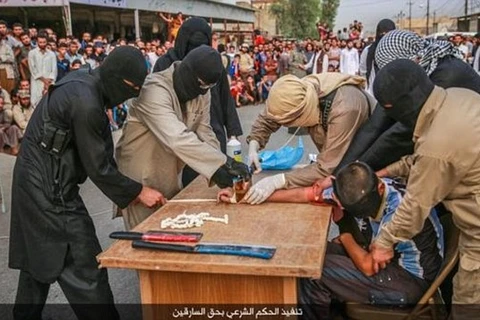 Hành động dã man của phiến quân IS. (Nguồn: Daily Mail)