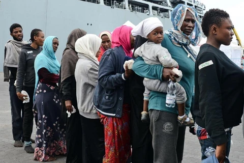 Người di cư được đưa tới đảo Sicily (Italy). (Nguồn: AFP)