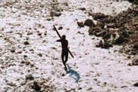 Một thổ dân cầm cung trên hòn đảo bí ẩn. (Nguồn: news.com.au)