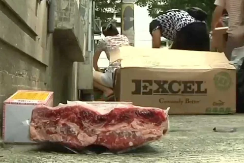 Thịt đông lạnh tràn lan trên đường phố ờ Trung Quốc. (Nguồn: businessinsider)