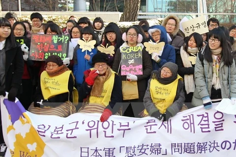 Cuộc tuần hành của các cựu "nô lệ tình dục" tại Hàn Quốc. (Ảnh: Yonhap/TTXVN)