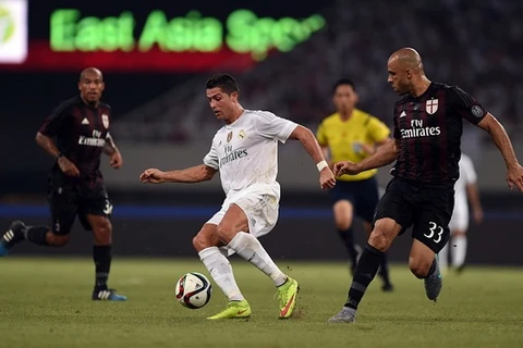 Ronaldo phô diễn kỹ thuật trước các cầu thủ AC Milan. (Nguồn: Getty Images)