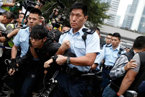 Những người biểu tình quá khích bị cảnh sát Hong Kong bắt giữ. (Nguồn: Reuters)