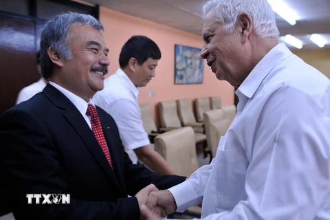 Ông Rolando Alfonso (bên phải), Trưởng Ban Tư tưởng Ban chấp hành Trung ương Đảng Cộng sản Cuba tiếp Phó Tổng Giám đốc Nguyễn Hoài Dương. (Ảnh: Lê Hà​/TTXVN​)