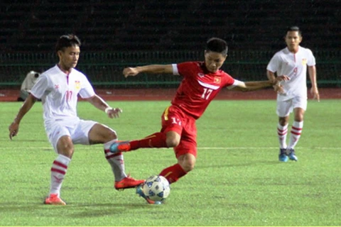 U16 Việt Nam (áo đỏ) cần phải thắng hai cần còn lại mới hy vọng đi tiếp. 