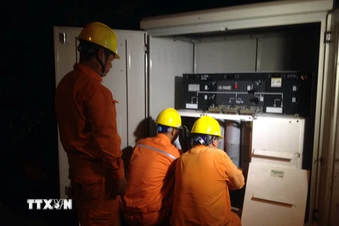 Công nhân Công ty Điện lực Quảng Ninh khẩn trương khắc phục sự cố tại các trạm biến áp để sớm cấp điện cho người dân. (Ảnh: Nguyễn Hoàng​/TTXVN)