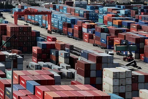 Container được xếp chồng lên nhau tại cảng Uiwang, Hàn Quốc. (Nguồn: AP)