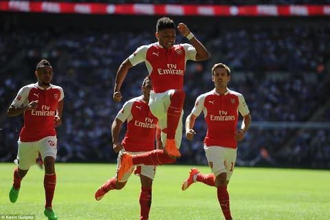 Oxlade-Chamberlain sắm vai người hùng của Arsenal.