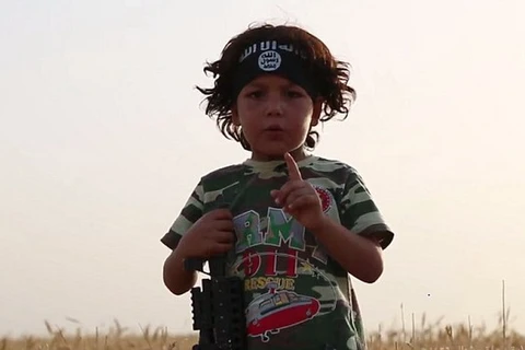 Một đứa trẻ được huấn luyện thành chiến binh IS. (Nguồn: Daily Mail)
