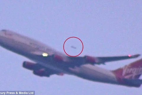 UFO xuất hiện ở sân bay JFK New York. (Nguồn: Daily Mail)