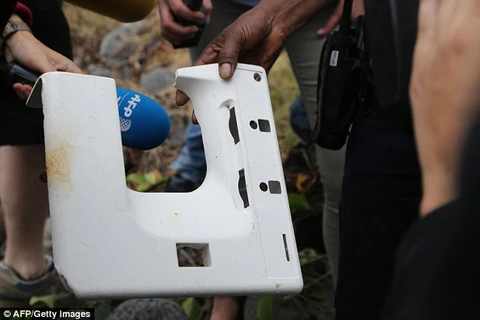 Mảnh vỡ được cho là cửa sổ máy bay mới được tìm thấy trên đảo Renion. 