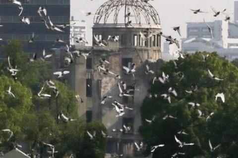Chim bồ câu- biểu tượng của hòa bình được thả trong lễ tưởng niệm. (Nguồn: BBC)