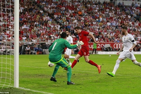 Robert Lewandowski bỏ lỡ cơ hội ghi bàn ngon ăn. (Nguồn: Reuters)