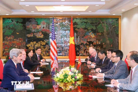 Phó Thủ tướng Vũ Đức Đam tiếp Bộ trưởng Ngoại giao Hoa Kỳ John Kerry sang thăm chính thức Việt Nam. (Ảnh: Thống Nhất/TTXVN)