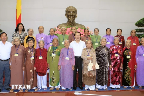 Phó Thủ tướng Vũ Văn Ninh chụp ảnh với các đại biểu. (Ảnh: Doãn Tấn/TTXVN)
