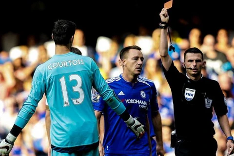 Thibaut Courtois nhận thẻ đỏ trong ngày mở màn. (Nguồn: Getty Images)