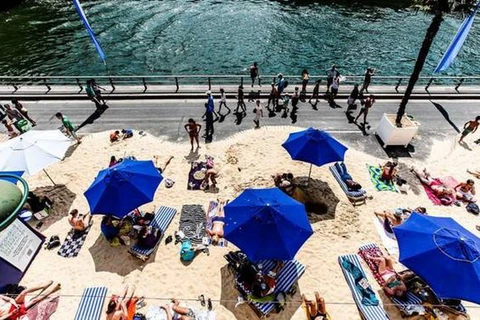 Bãi biển nhân tạo ở Paris, Pháp (Nguồn: ANSA)
