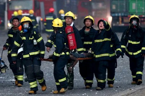Lính cứu hỏa trong vụ nổ ở Thiên Tân, Trung Quốc. (Nguồn: cctv-america)