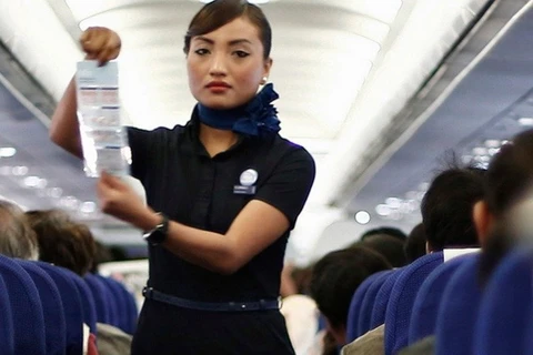 Nữ tiếp viên hướng dẫn hành khách trước mỗi chuyến bay. (Nguo62nL Reuters)