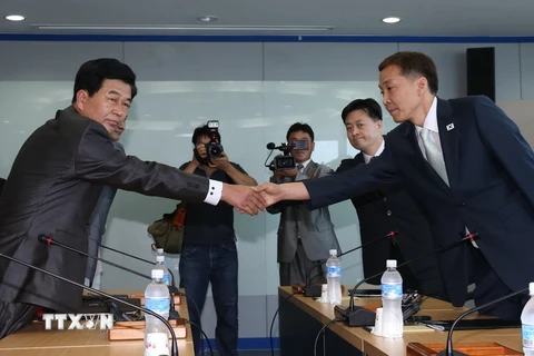 Trưởng đoàn đàm phán Hàn Quốc và Trưởng đoàn Triều Tiên. (Nguồn: AFP/TTXVN) 