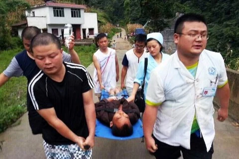 Một người bị thương được đưa đi cấp cứu. (Nguồn: scmp.com)