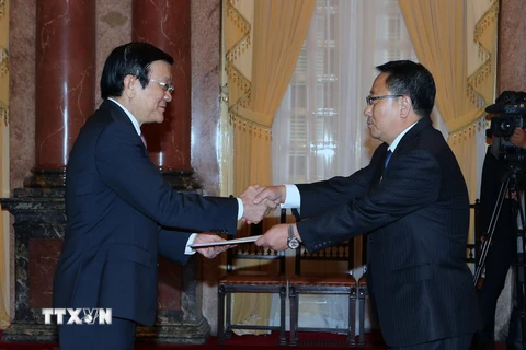 Chủ tịch nước Trương Tấn Sang tiếp Ngài Kim Myong Gil, Đại sứ đặc mệnh toàn quyền ​CHDCND Triều Tiên tại Việt Nam, đến trình Quốc thư. (Ảnh: Nguyễn Khang - TTXVN)