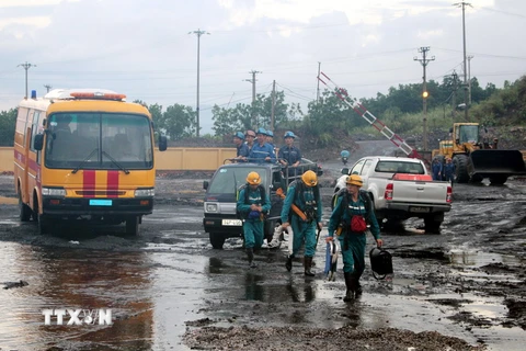 Lực lượng chức năng được huy động xuống hiện trường tìm kiếm cứu hộ các nạn nhân. (Ảnh: Nguyễn Hoàng/TTXVN)