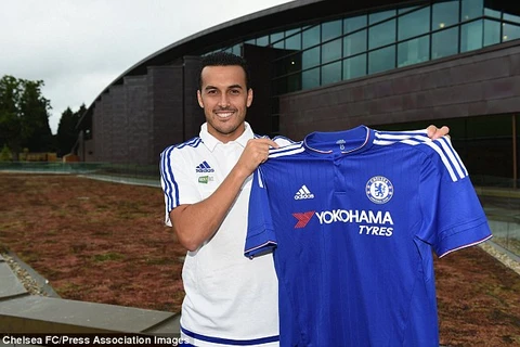 Pedro hân hoan ra mắt trong màu áo Chelsea sau khi lật kèo M.U