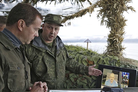Thủ tướng Nga Dmitry Medvedev tới thăm quần đảo tranh chấp Kuril. (Nguồn: Reuters)
