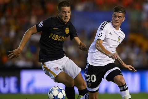 Monaco (áo đen) liệu có ngược dòng thành công trước Valencia? (Nguồn: Getty Images)