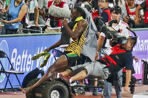 Usain Bolt bị xe chuyên dụng của phóng viên đâm. (Nguồn: Reuters)
