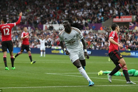 Gomis khiến Manchester United thêm một lần ôm hận. (Nguồn: DM)