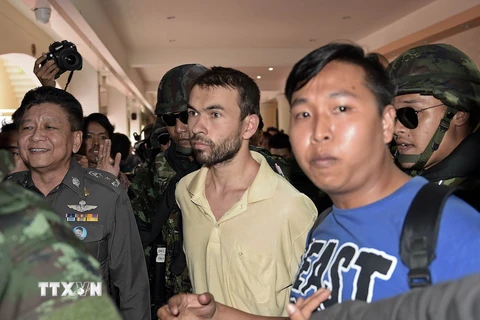 Đối tượng Adem Karadag (giữa) bị áp giải tới sở cảnh sát ở thủ đô Bangkok, Thái Lan ngày 4/9. (Nguồn: AFP/TTXVN)