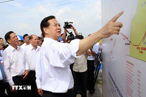 Thủ tướng Nguyễn Tấn Dũng xem sơ đồ quy hoạch Dự án cấp điện lưới Quốc gia cho xã đảo Lại Sơn. (Ảnh: Huy Hùng/TTXVN)